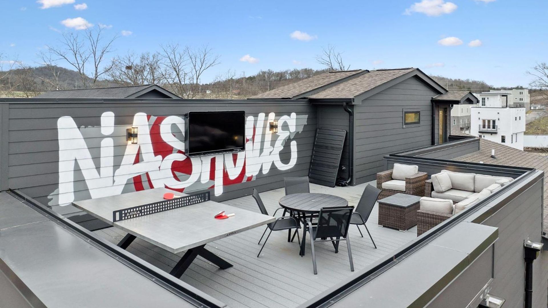 Sleek Multi-level Rooftop Views & Pool Table * Nashville