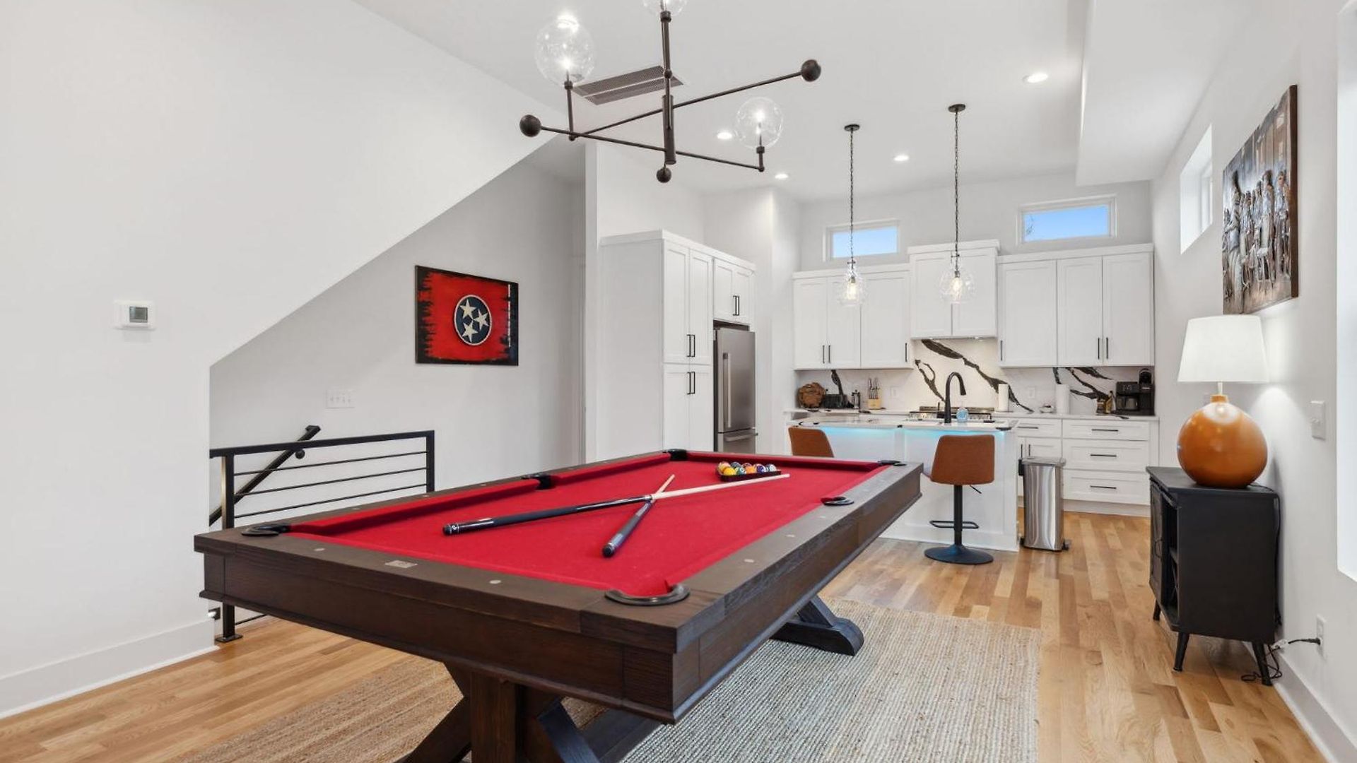 Sleek Multi-level Rooftop Views & Pool Table Holiday home *