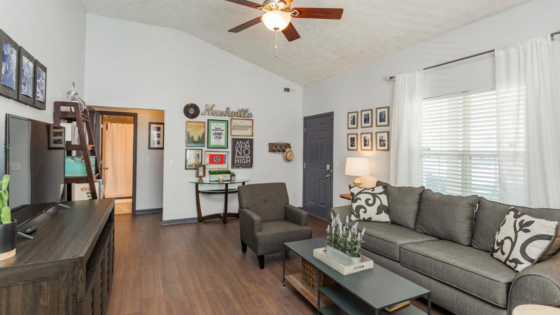 Holiday home Looby Location- Charming 3br 10 Min To Downtown
