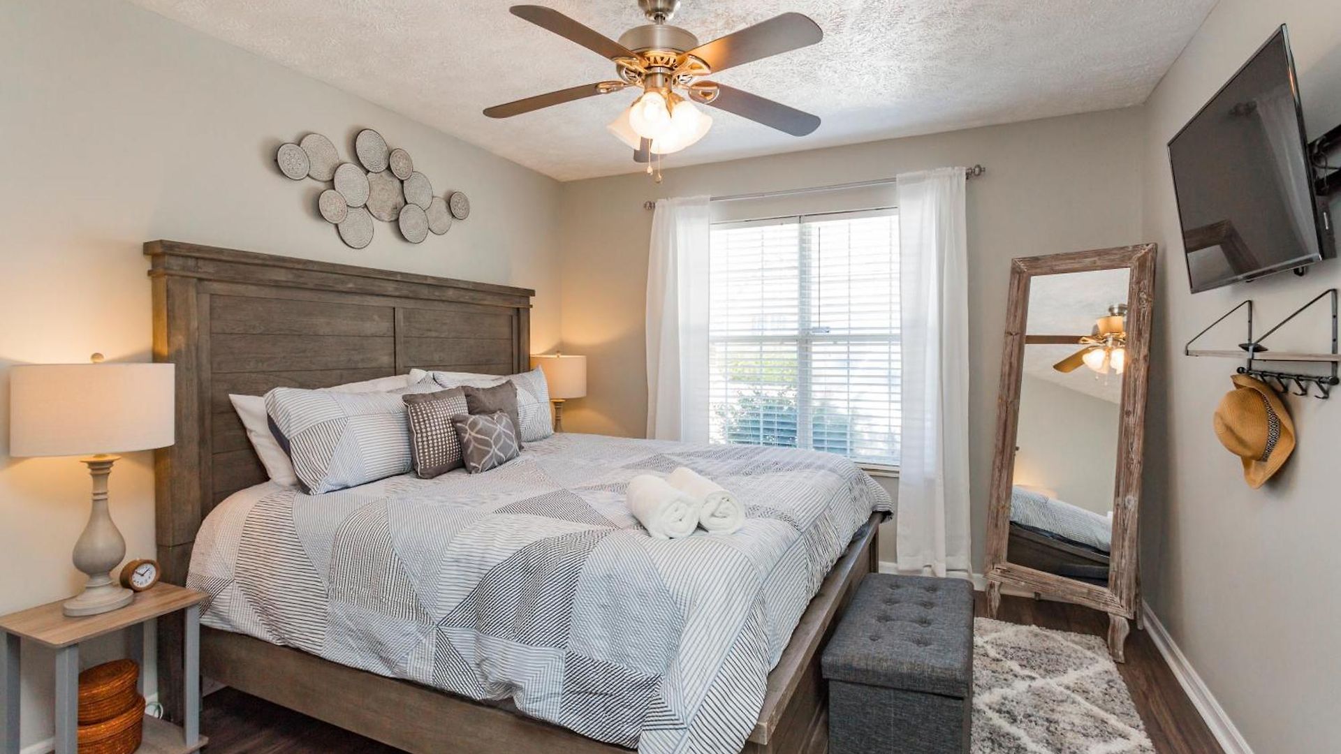 Holiday home Looby Location- Charming 3br 10 Min To Downtown *