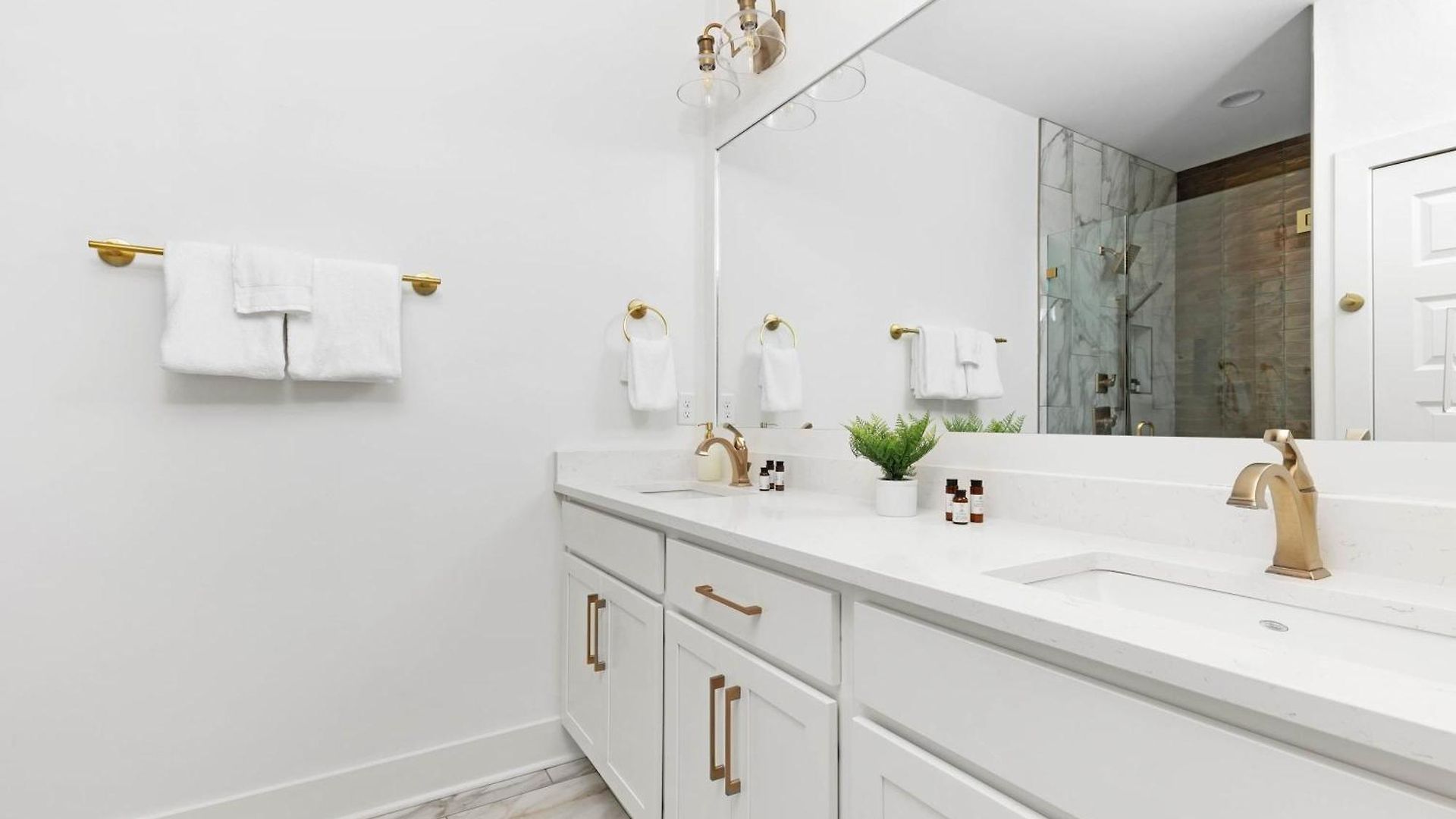 The Trillium & The Iris - 2 Homes 6 Bedrooms Nashville