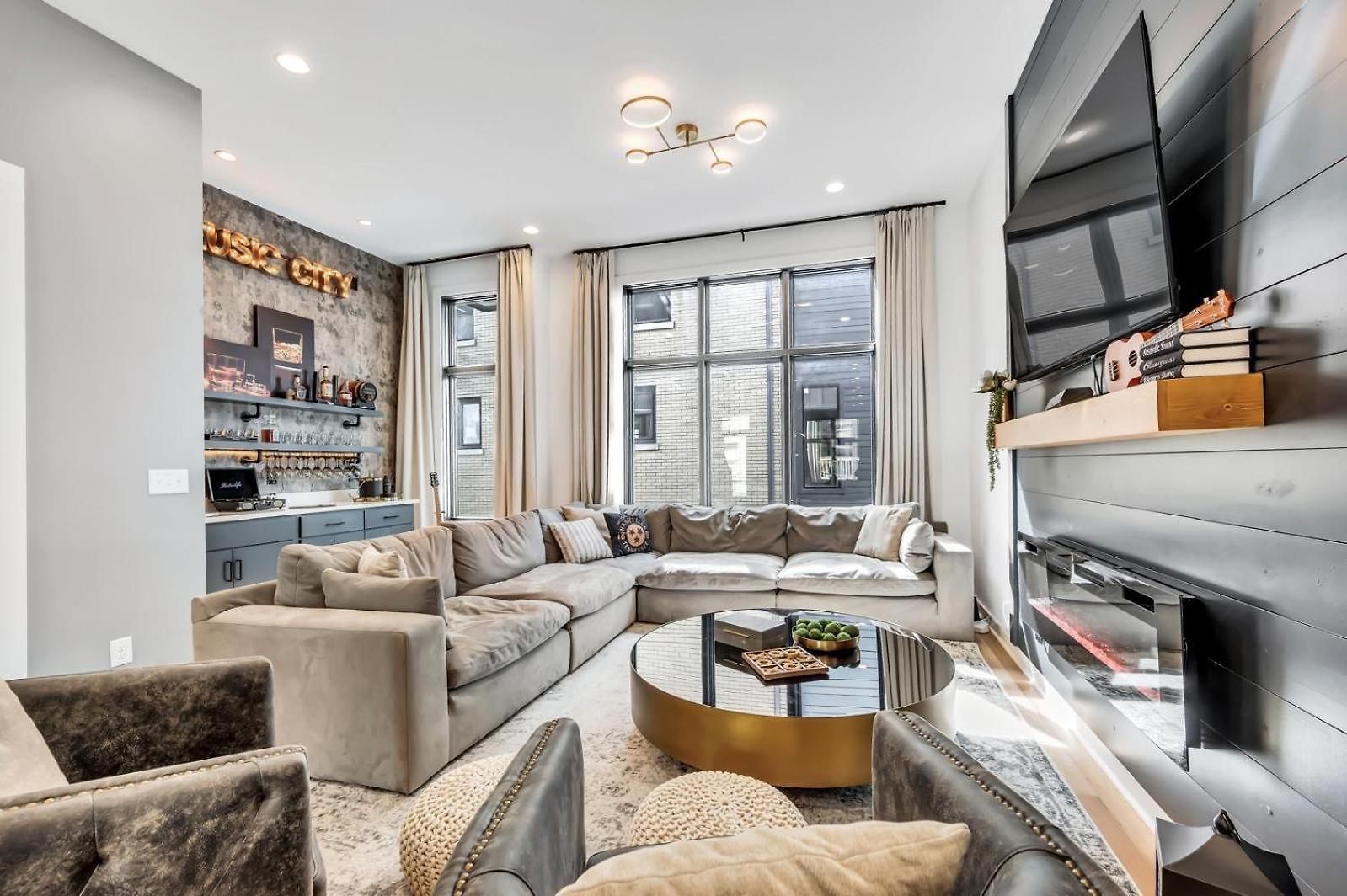 C On Music Row, 4 Min Broadway Holiday home