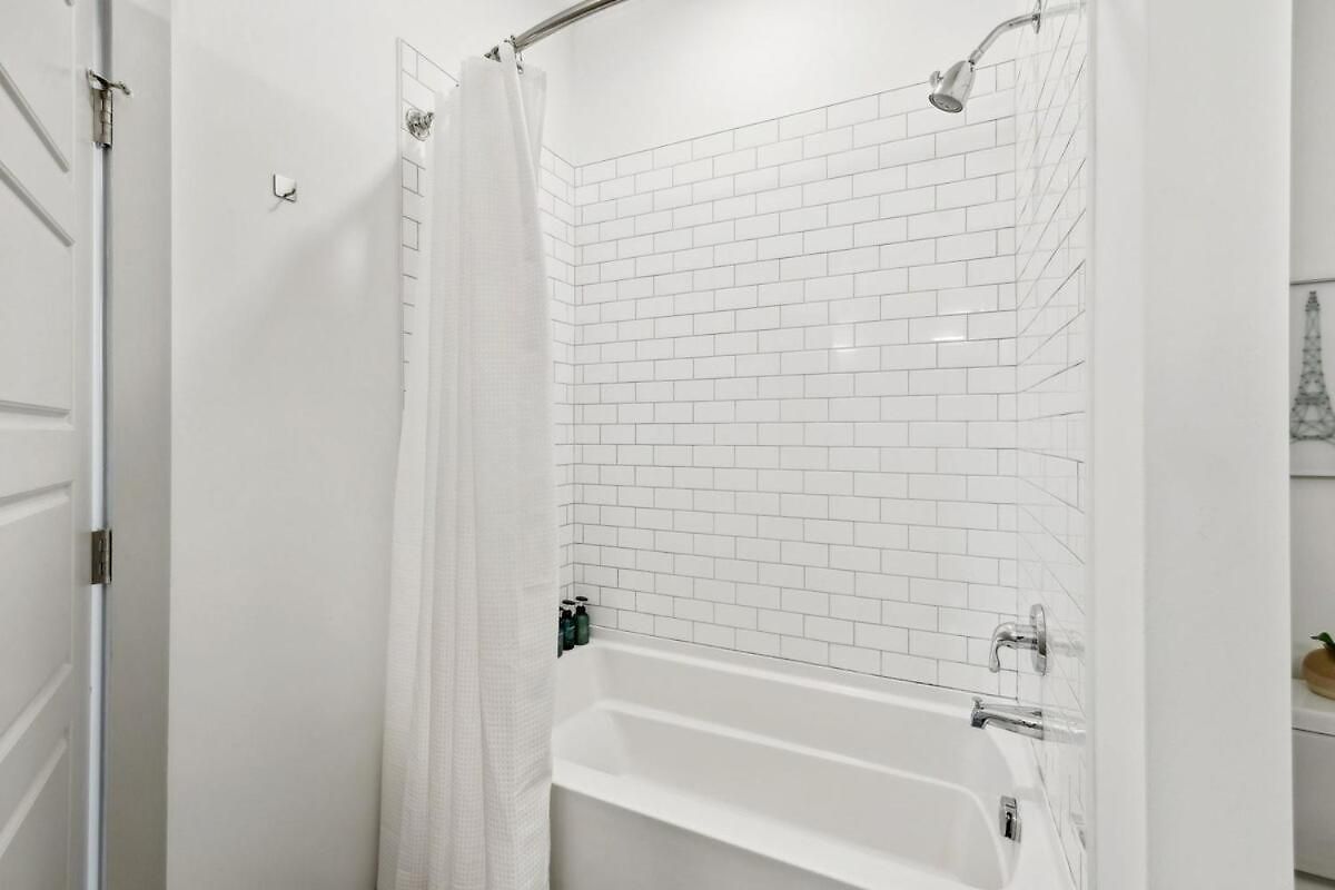 Modern Townhome 2 Miles South Of Downtown And Broadway Ave *