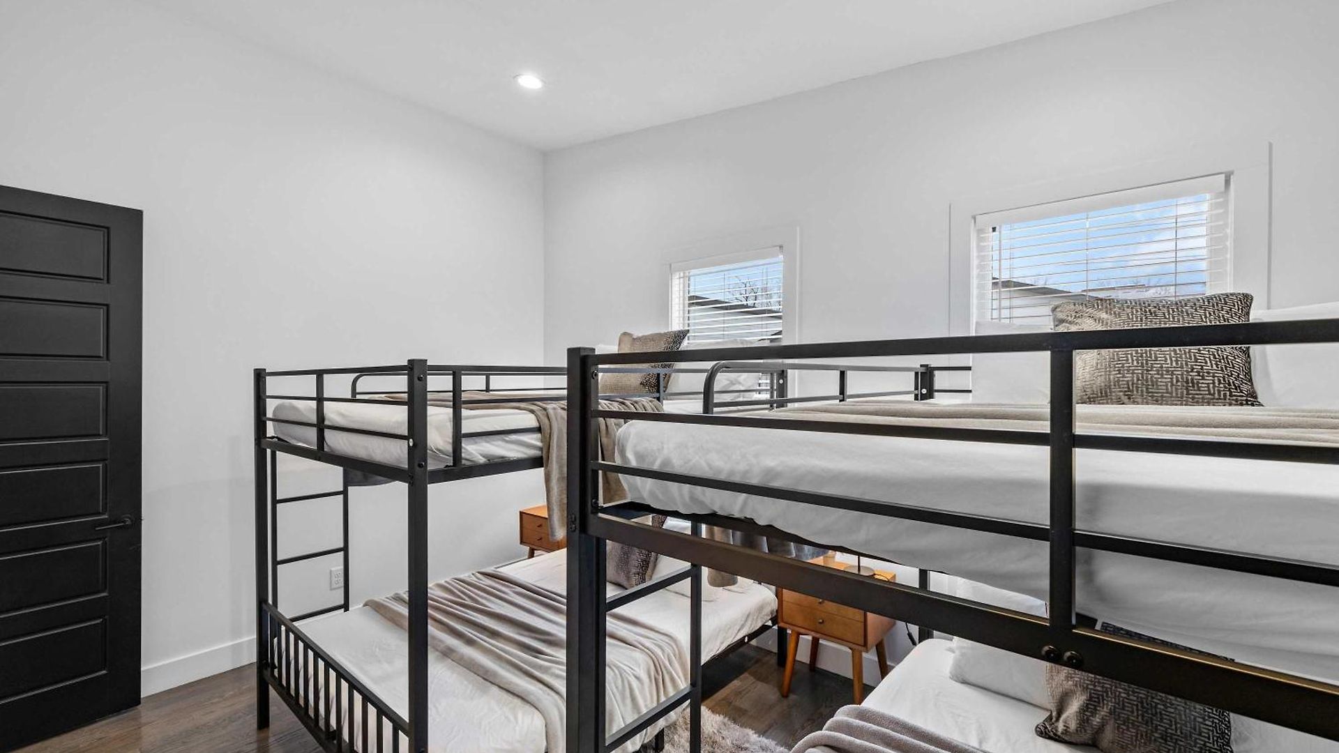 Magnificent 4 Bedroom -w Balcony & Fireplace Holiday home Nashville