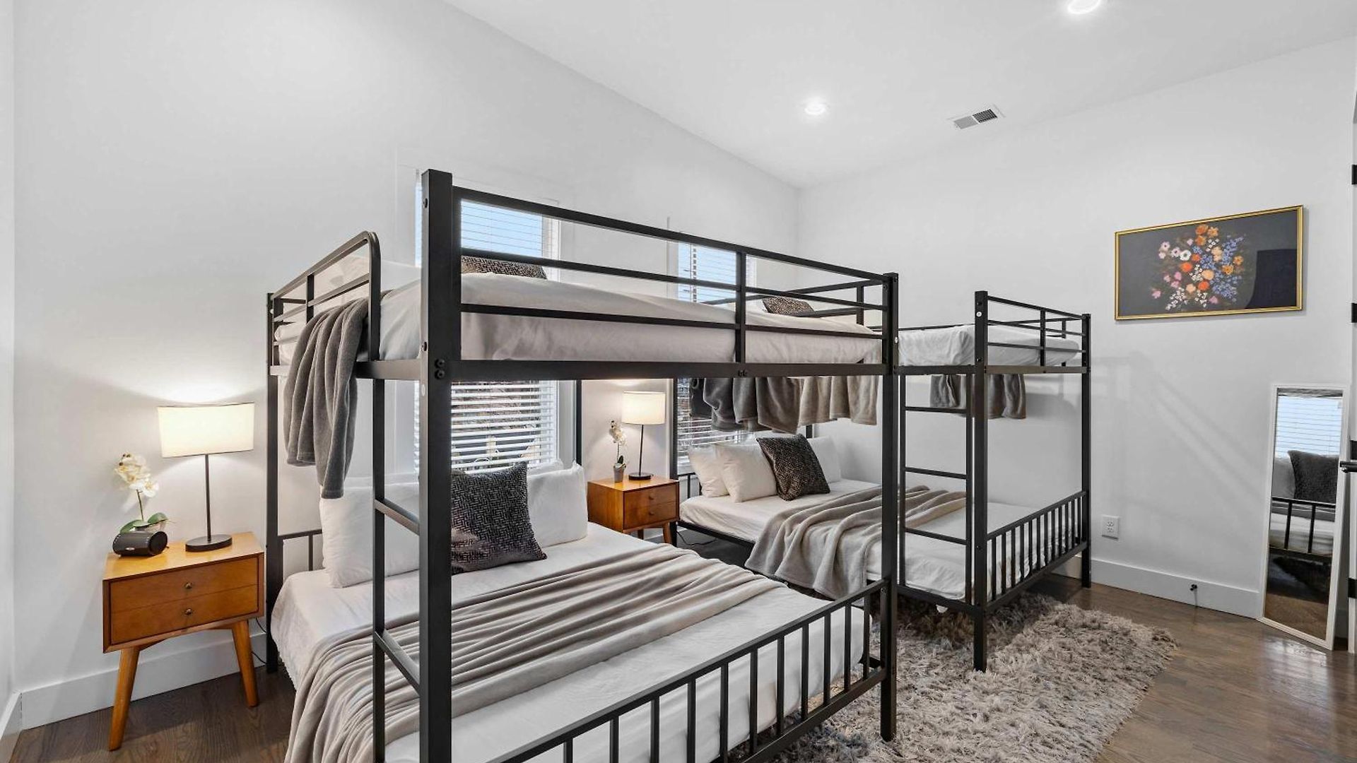 Magnificent 4 Bedroom -w Balcony & Fireplace *