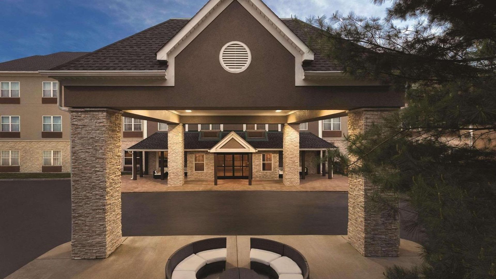 Hotel Country & By Radisson, Airport East, Tn 4*