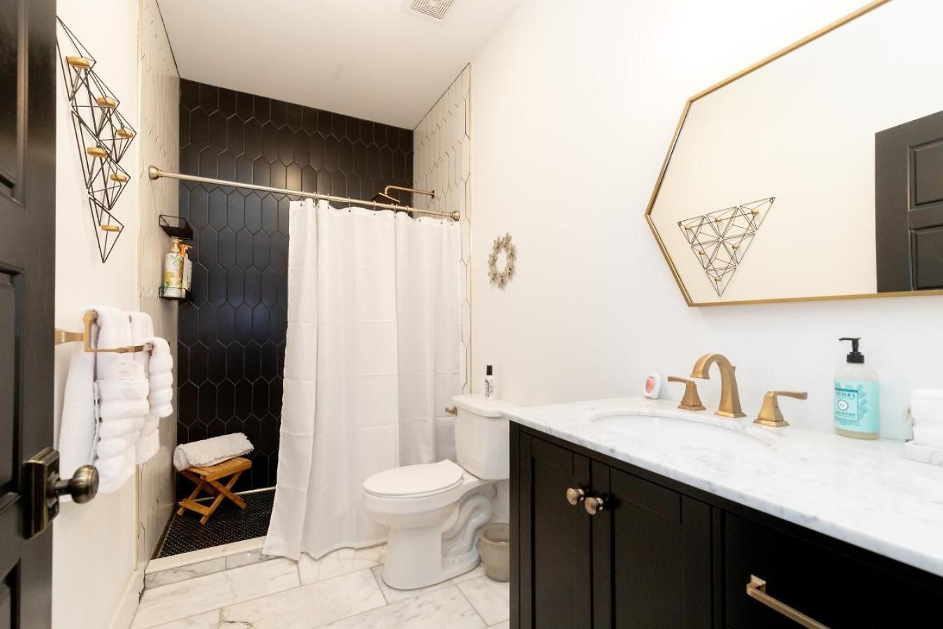 Germantown-adjacent 4br With Private Deck & Grill Holiday home *