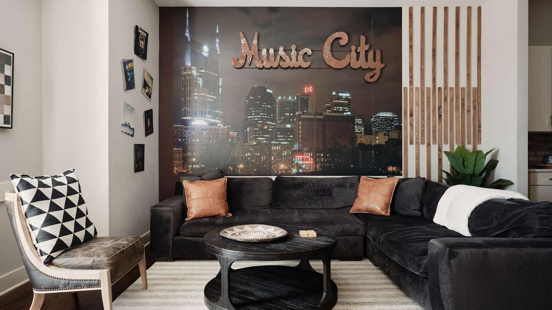 Perfect Cma Fest Hq, Rooftop 10 Mins To Downtown, Garage, Ping Pong, Karaoke, Axe Throwing, Shuffleboard, 10 Mins To Broadway, 5 Mins To Five Points, Perfect For Bachelors Or Bachelorettes, 24 Hr Hospitality