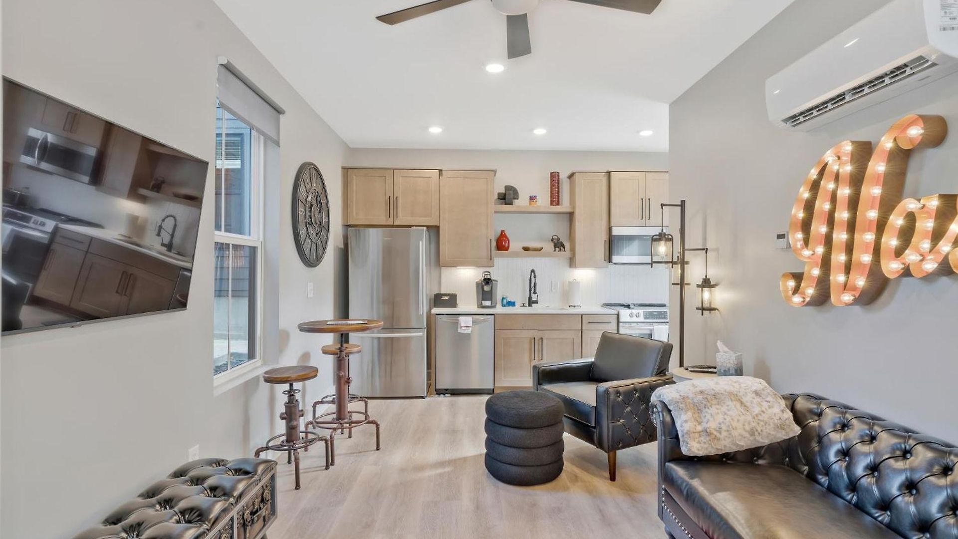 Holiday home 10 Min Drive Downtown, Roof Deck, Pet Friendly