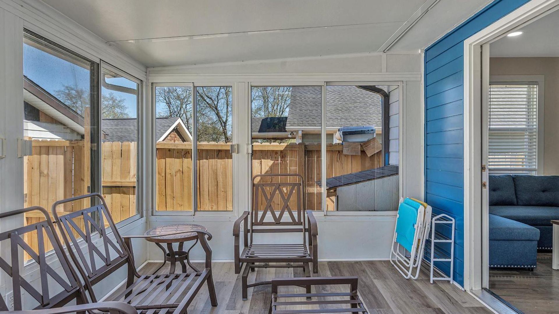 Cute, Charming, West Nash,1 Bed 1bath , Private Fenced Yard *