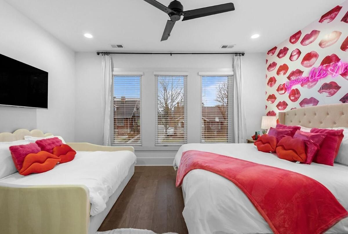 Holiday home 14 Bed Luxe Retreat With Game & Perfect For Large Groups!
