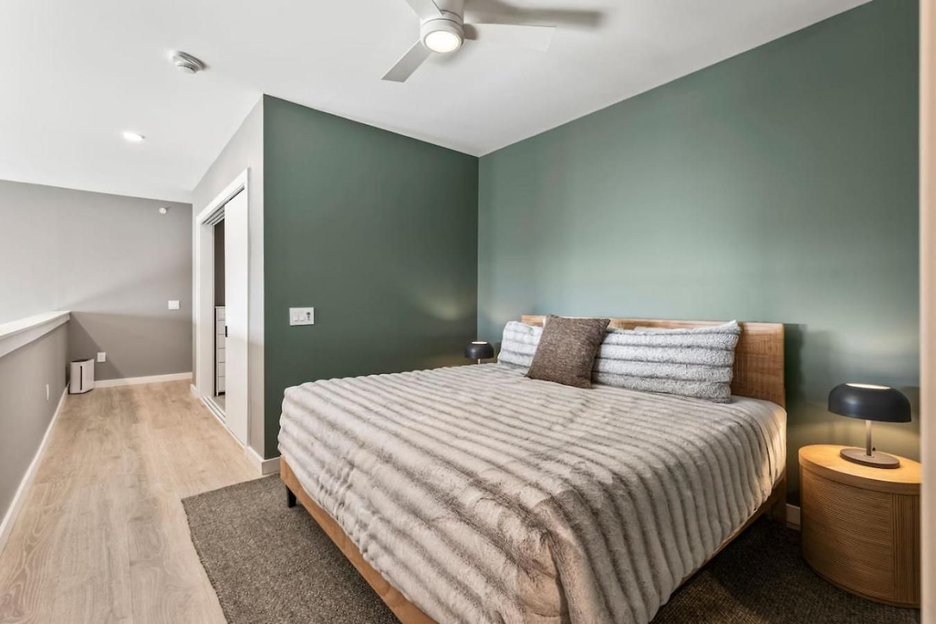 Penthouse Luxury With Pool Patio And View Walk To Broadway *