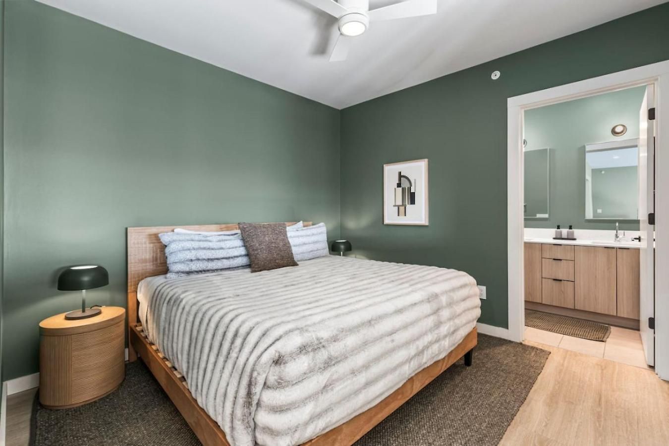 Penthouse Luxury With Pool Patio And View Walk To Broadway *
