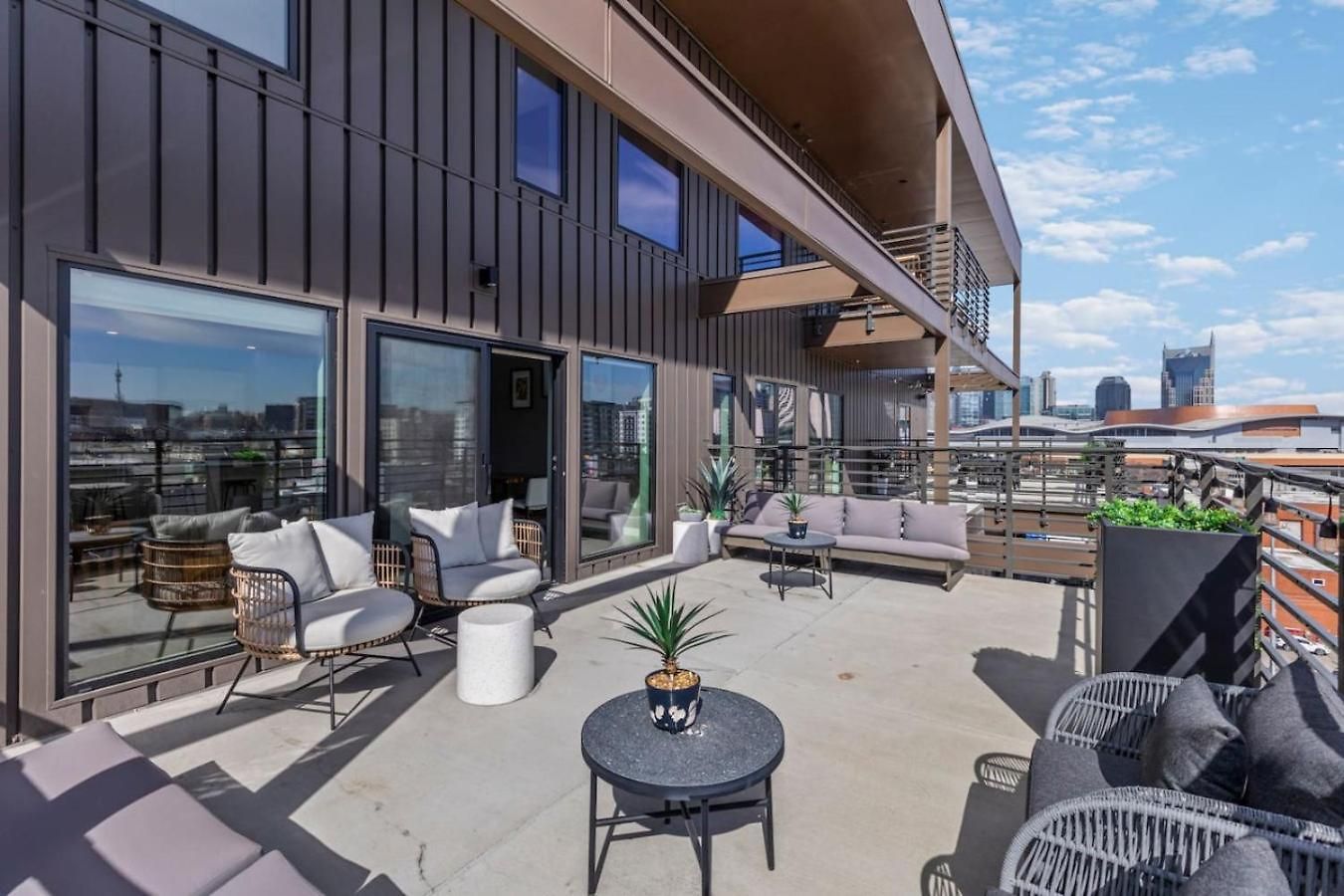 Penthouse Luxury With Pool Patio And View Walk To Broadway