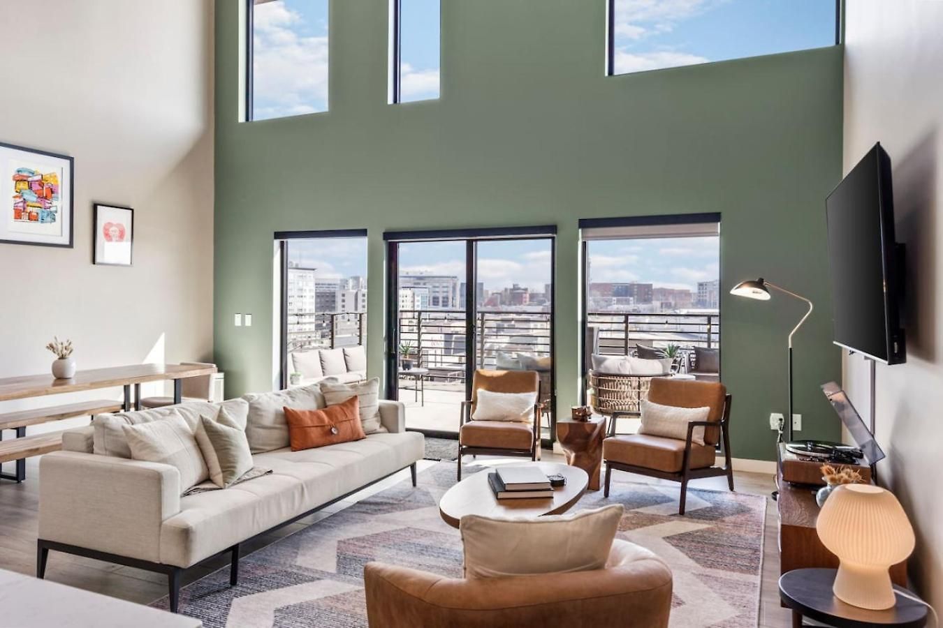 Penthouse Luxury With Pool Patio And View Walk To Broadway *