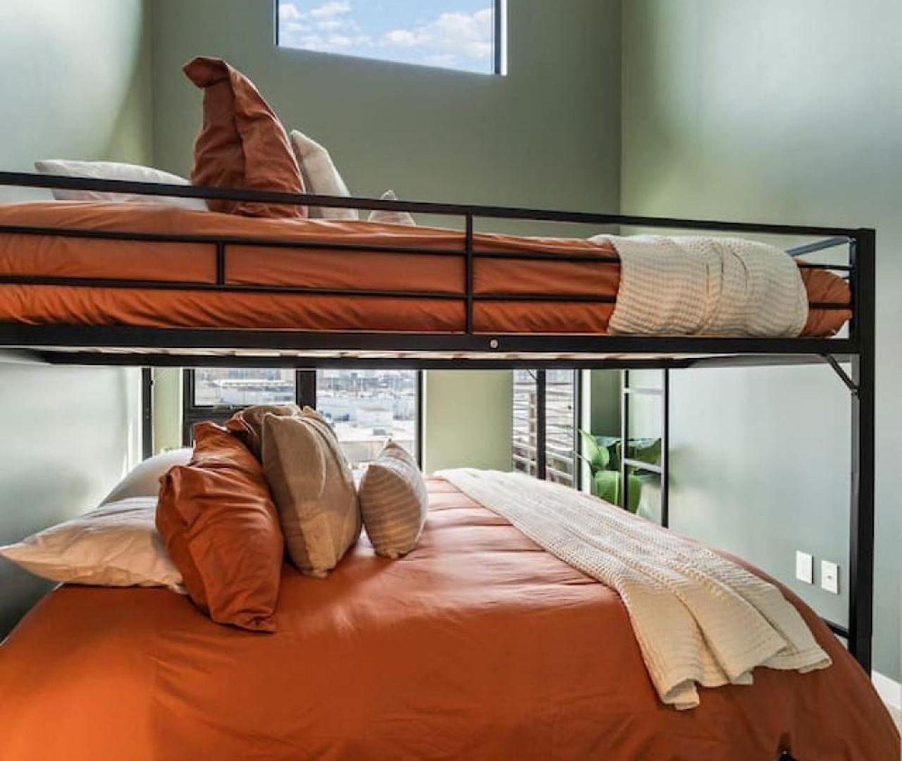 Holiday home Penthouse Luxury With Pool Patio And View Walk To Broadway