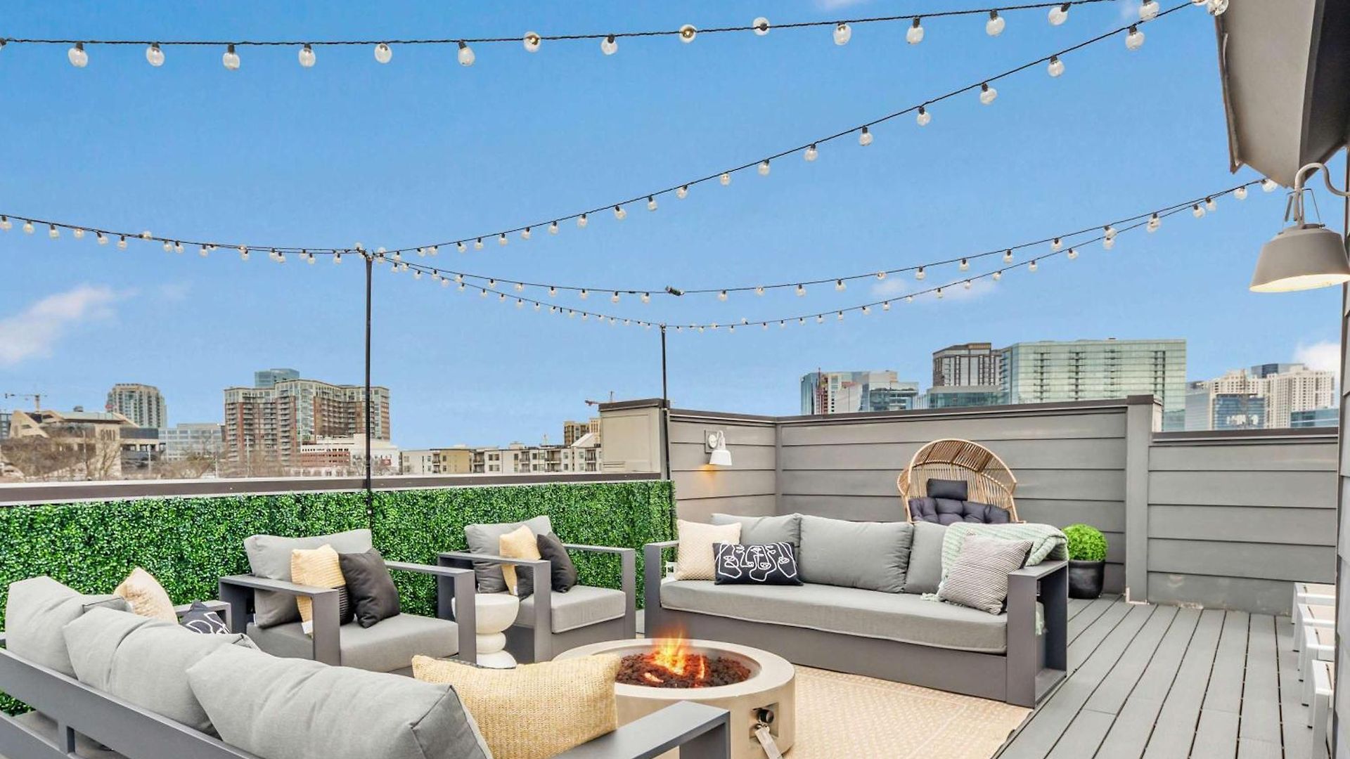 The Hawkins House - Walk To Gulch, Rooftop Views! Holiday home *