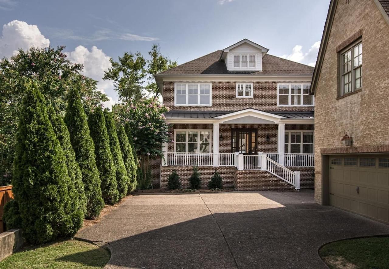 Luxe Large With Movie Room, Hot Tub, Garage Holiday home Nashville