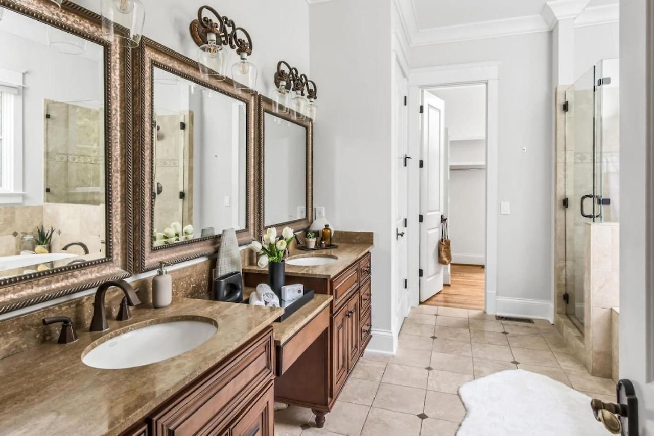 Holiday home Luxe Large With Movie Room, Hot Tub, Garage Nashville