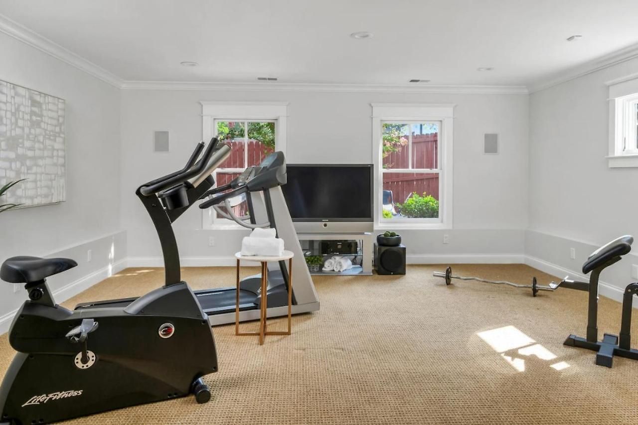 Luxe Large With Movie Room, Hot Tub, Garage Holiday home *