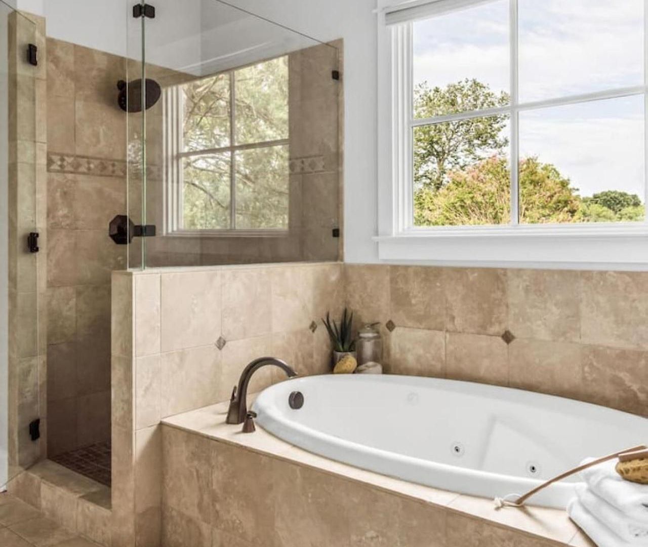 Luxe Large With Movie Room, Hot Tub, Garage Holiday home *