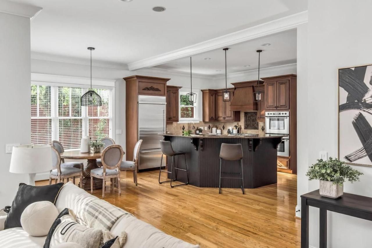 Luxe Large With Movie Room, Hot Tub, Garage