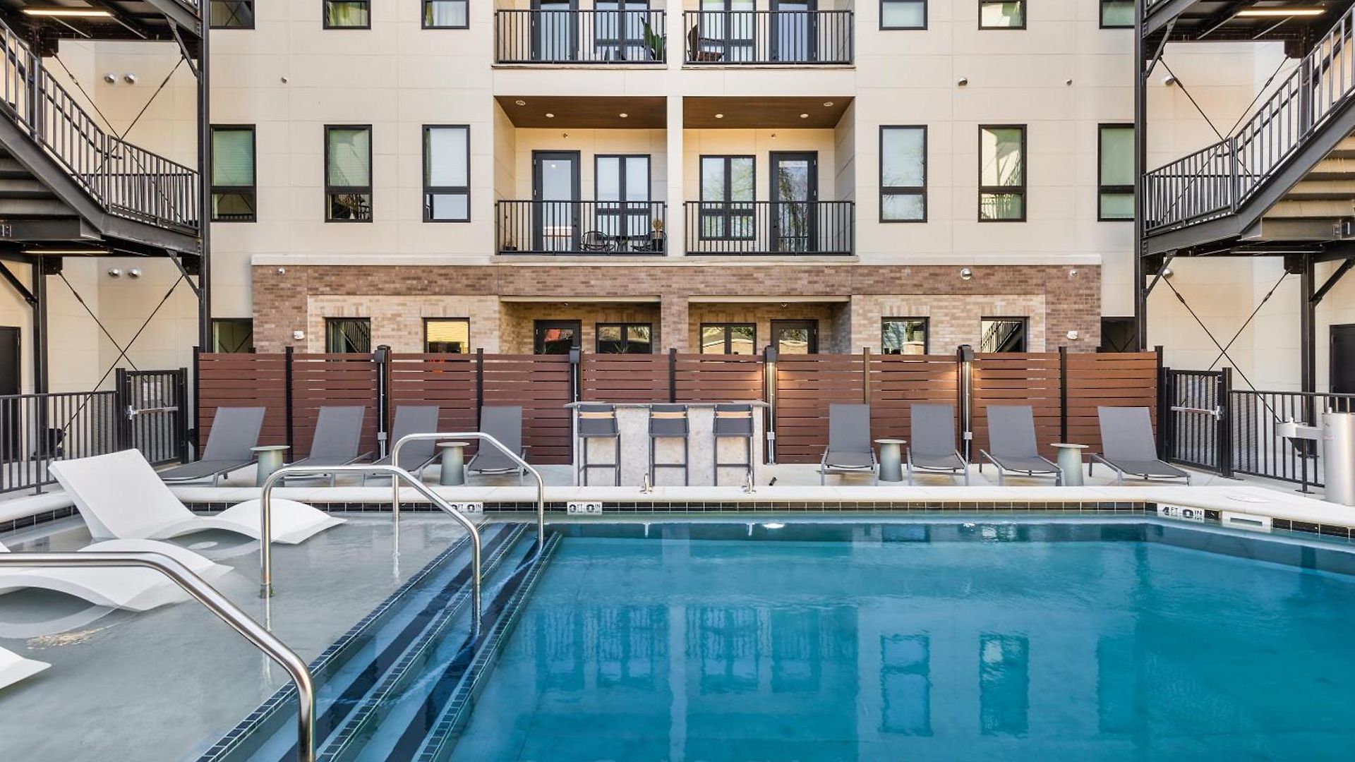 Chic Music Row Rooftop Deck With View Gym Office And Apartment