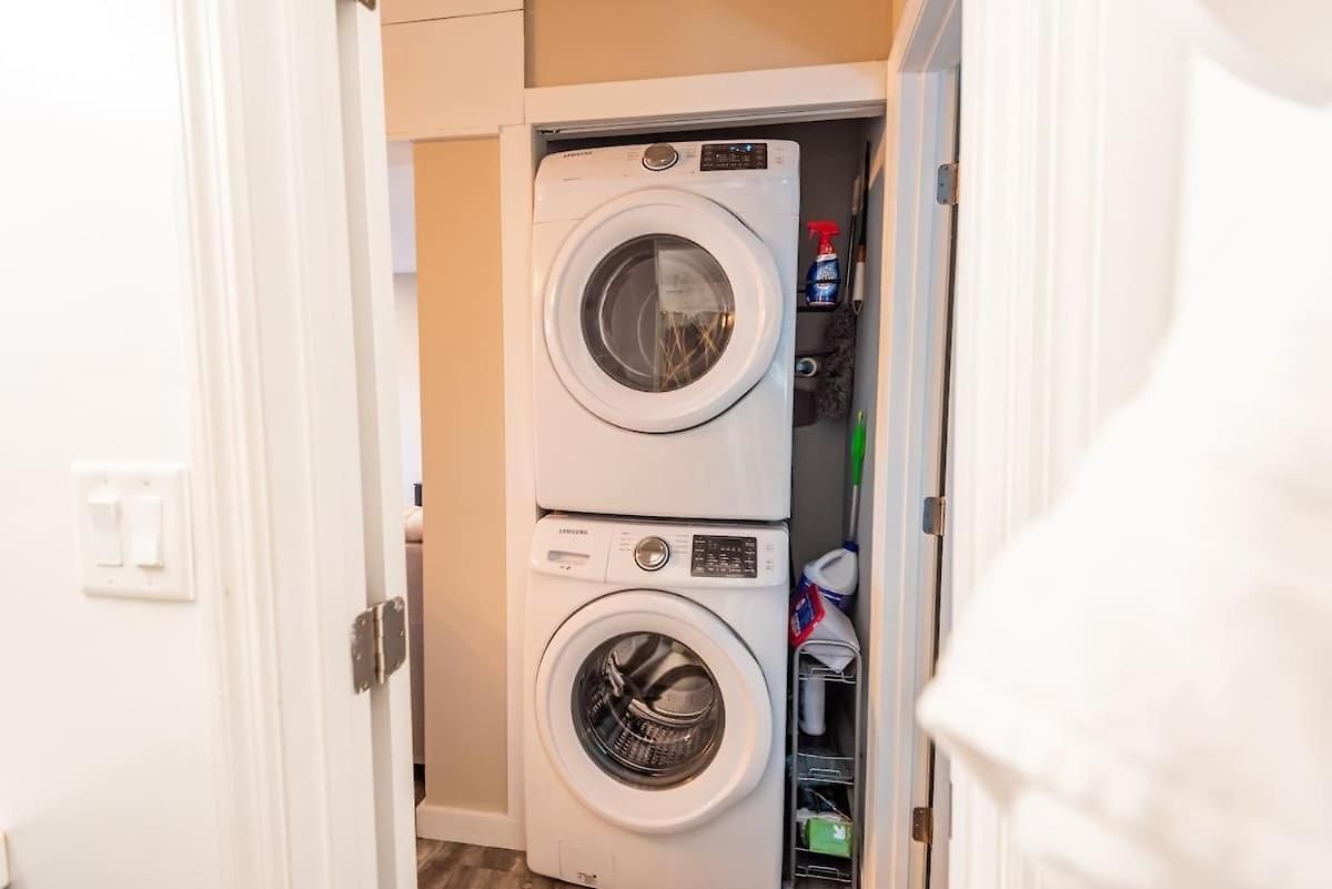 Apartment Sleeps 6-full Kitchen-4 Beds-big Couch-officespace
