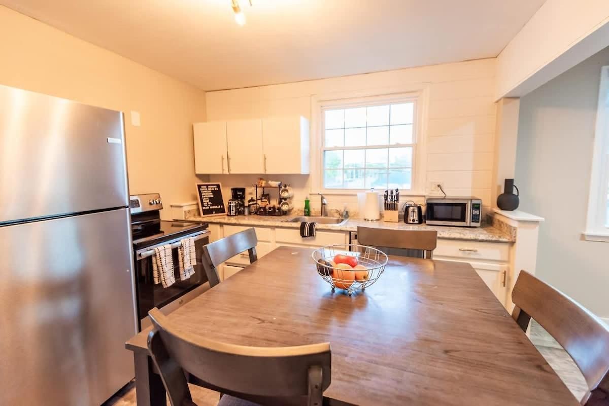 Sleeps 6-full Kitchen-4 Beds-big Couch-officespace Apartment