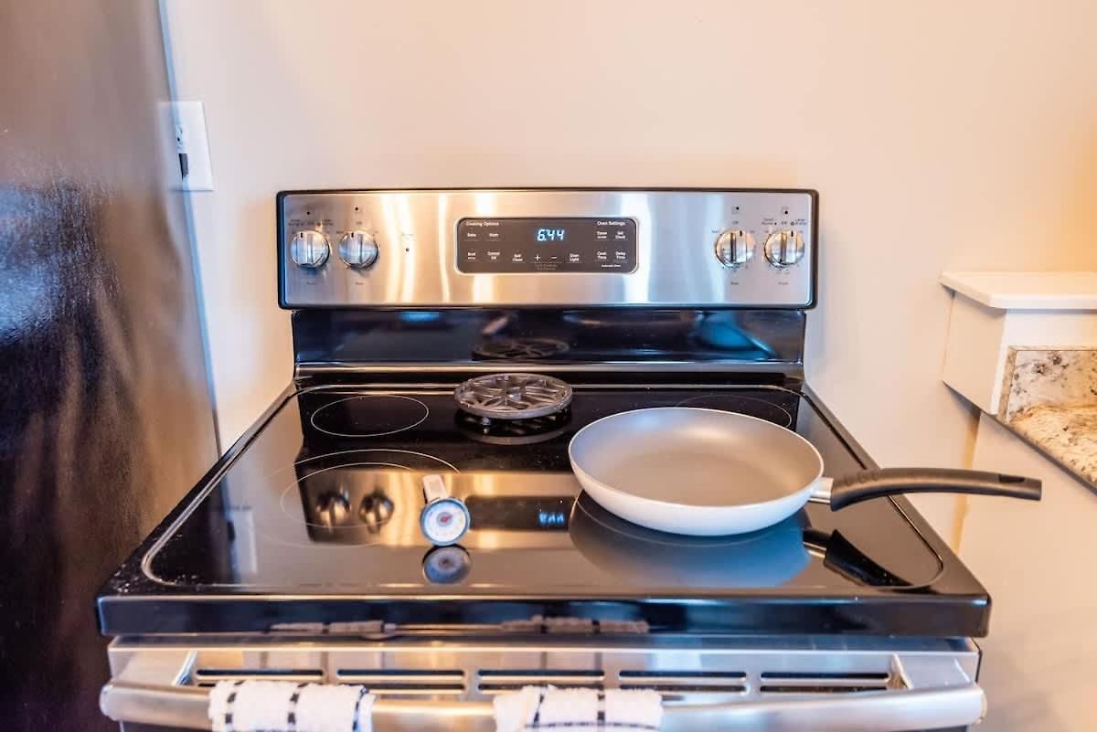 Sleeps 6-full Kitchen-4 Beds-big Couch-officespace Apartment