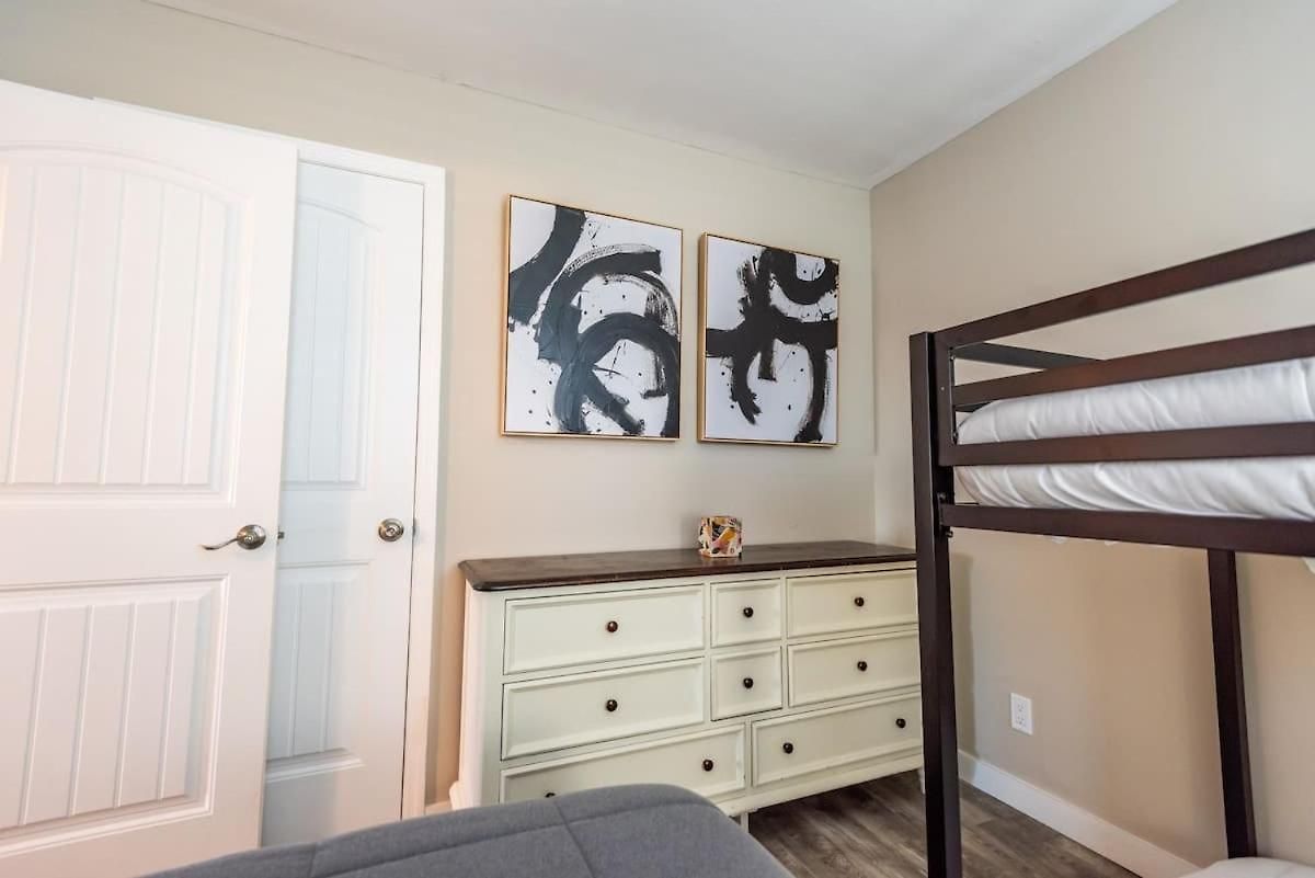 Apartment Sleeps 6-full Kitchen-4 Beds-big Couch-officespace