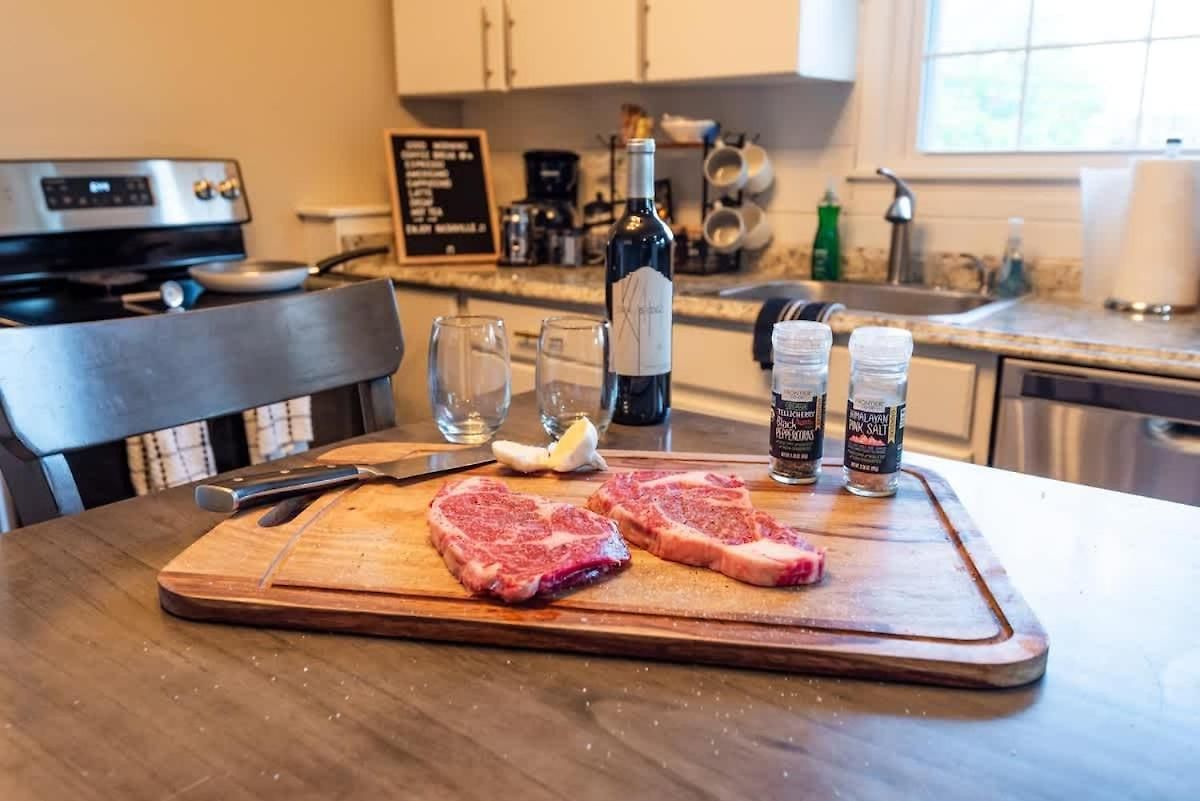 Sleeps 6-full Kitchen-4 Beds-big Couch-officespace Apartment *