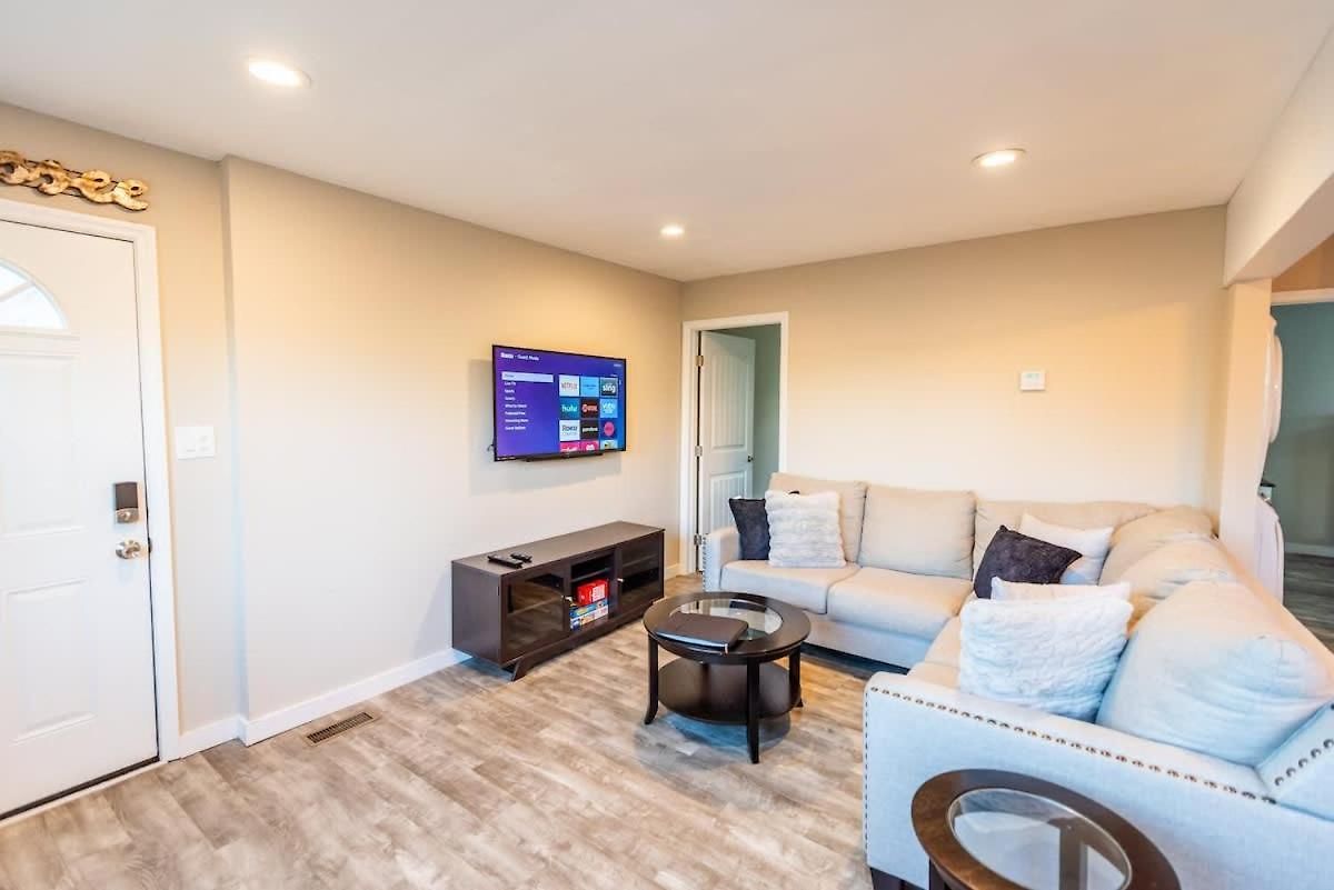 Sleeps 6-full Kitchen-4 Beds-big Couch-officespace *