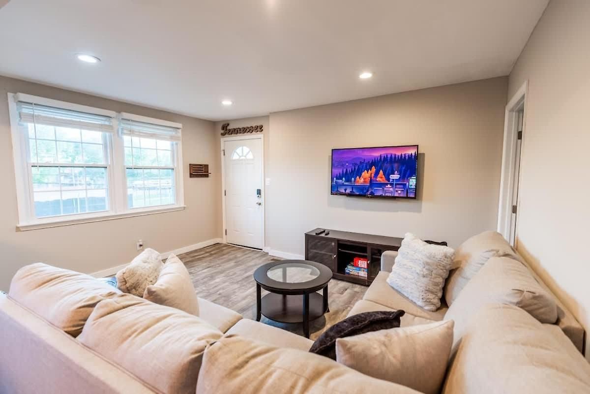 Sleeps 6-full Kitchen-4 Beds-big Couch-officespace