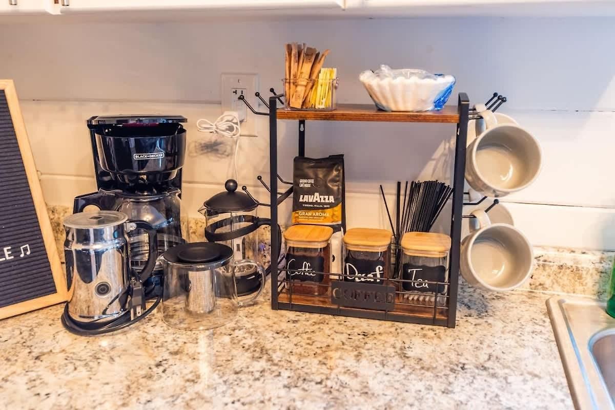 Apartment Sleeps 6-full Kitchen-4 Beds-big Couch-officespace