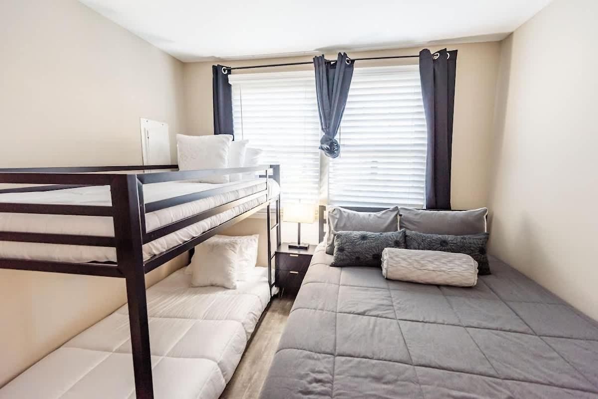 Apartment Sleeps 6-full Kitchen-4 Beds-big Couch-officespace *