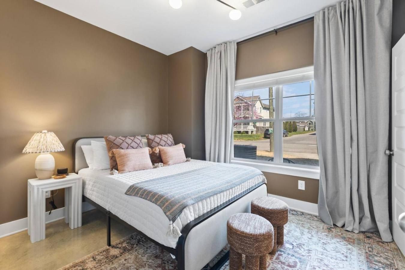 Vibrant In The Nations With Garage Walk To Restaurants And Shops