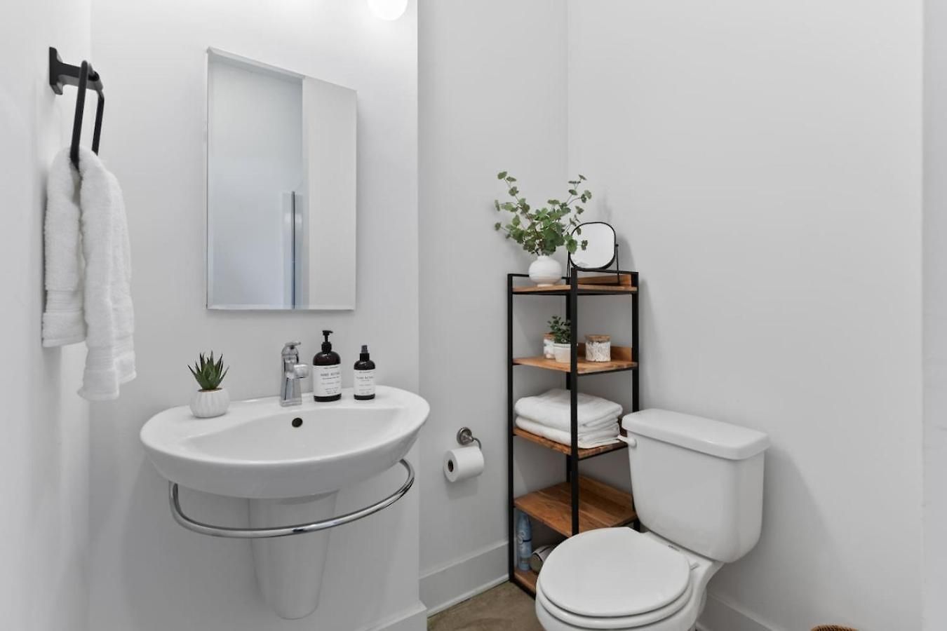 Vibrant In The Nations With Garage Walk To Restaurants And Shops Holiday home *