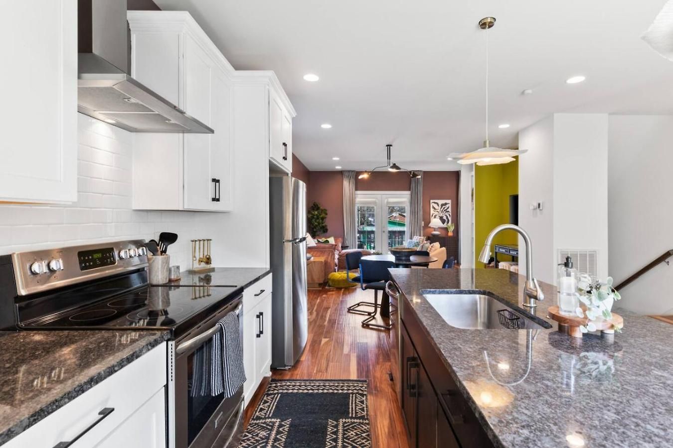 Vibrant In The Nations With Garage Walk To Restaurants And Shops