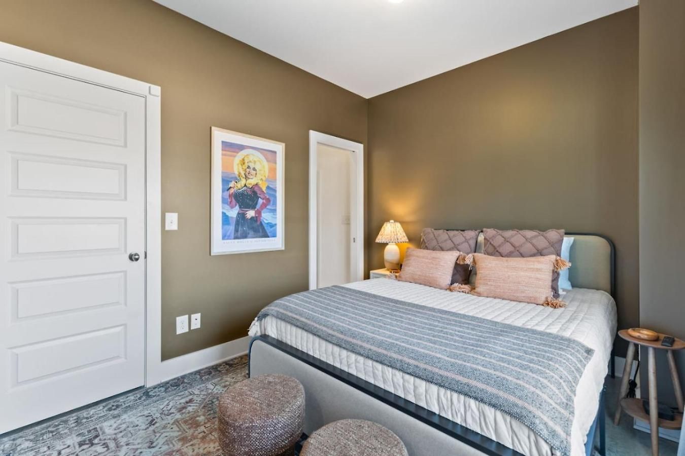 Vibrant In The Nations With Garage Walk To Restaurants And Shops *