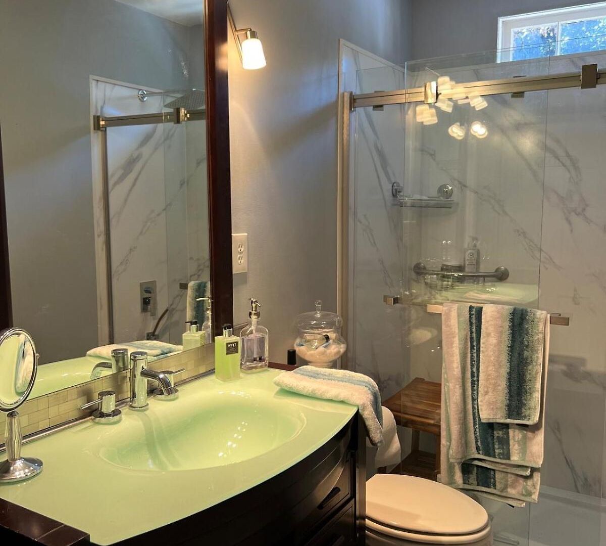 Apartment Cozy Retreat In Upscale Hills In West *