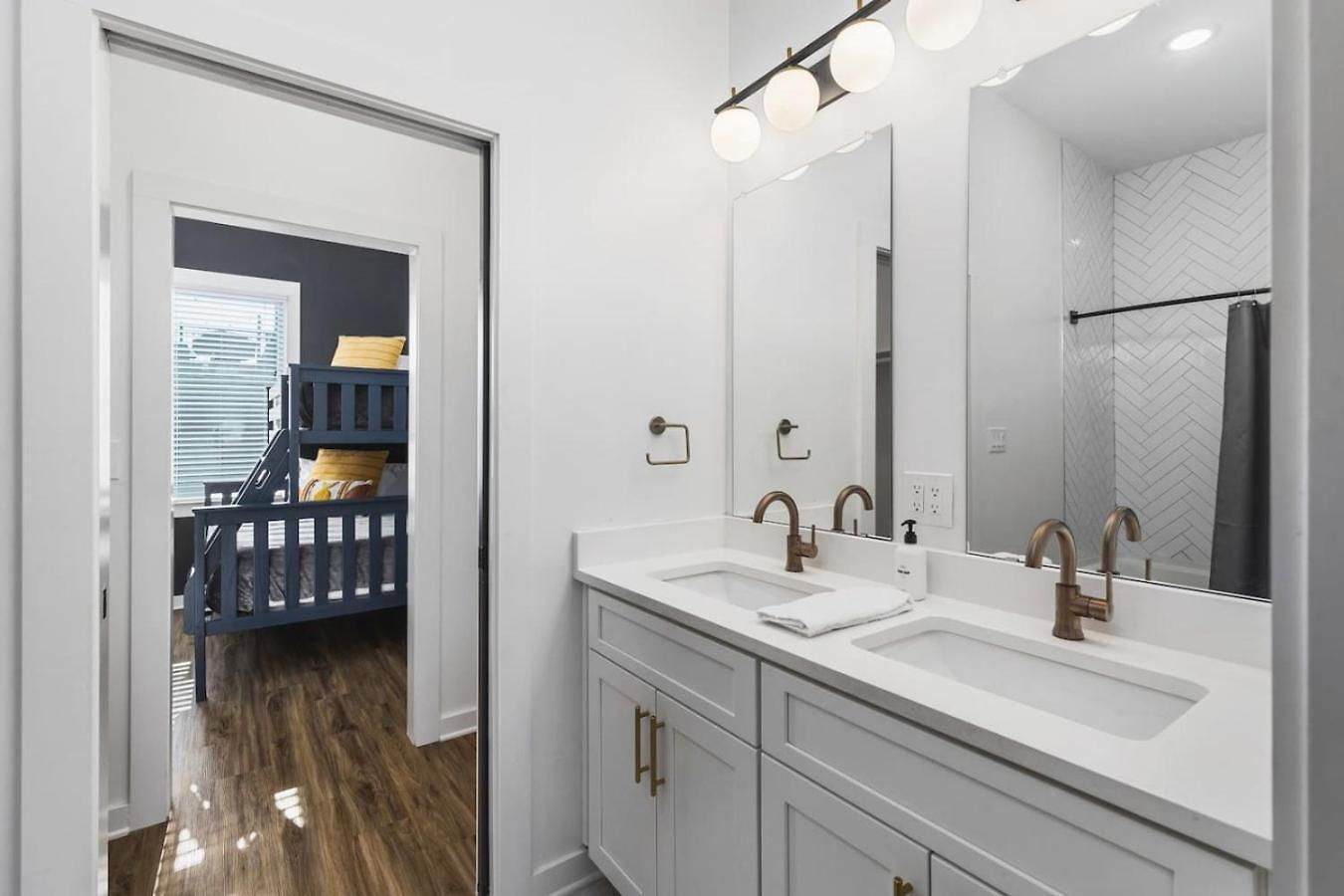 Two Adjacent Homes Sleeps 24 Only 3 Miles To Broadway