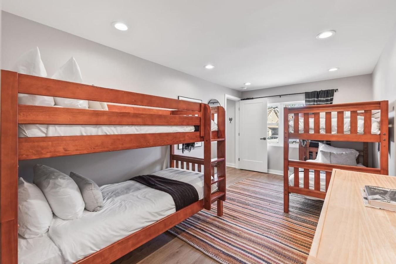 Vibrant Multi Building That Sleeps 48 With 7 Units *