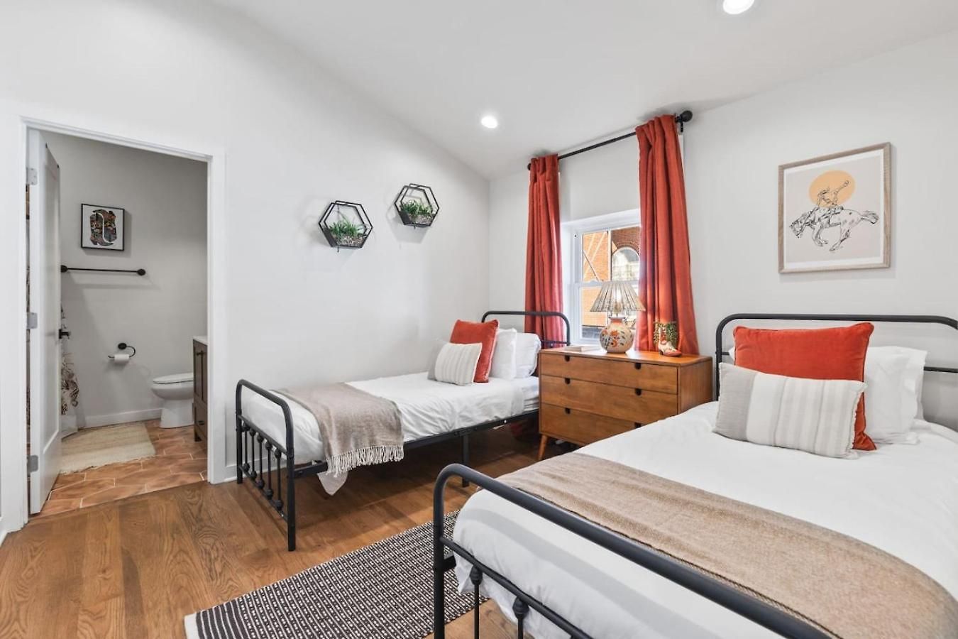 Vibrant Multi Building That Sleeps 48 With 7 Units Holiday home Nashville