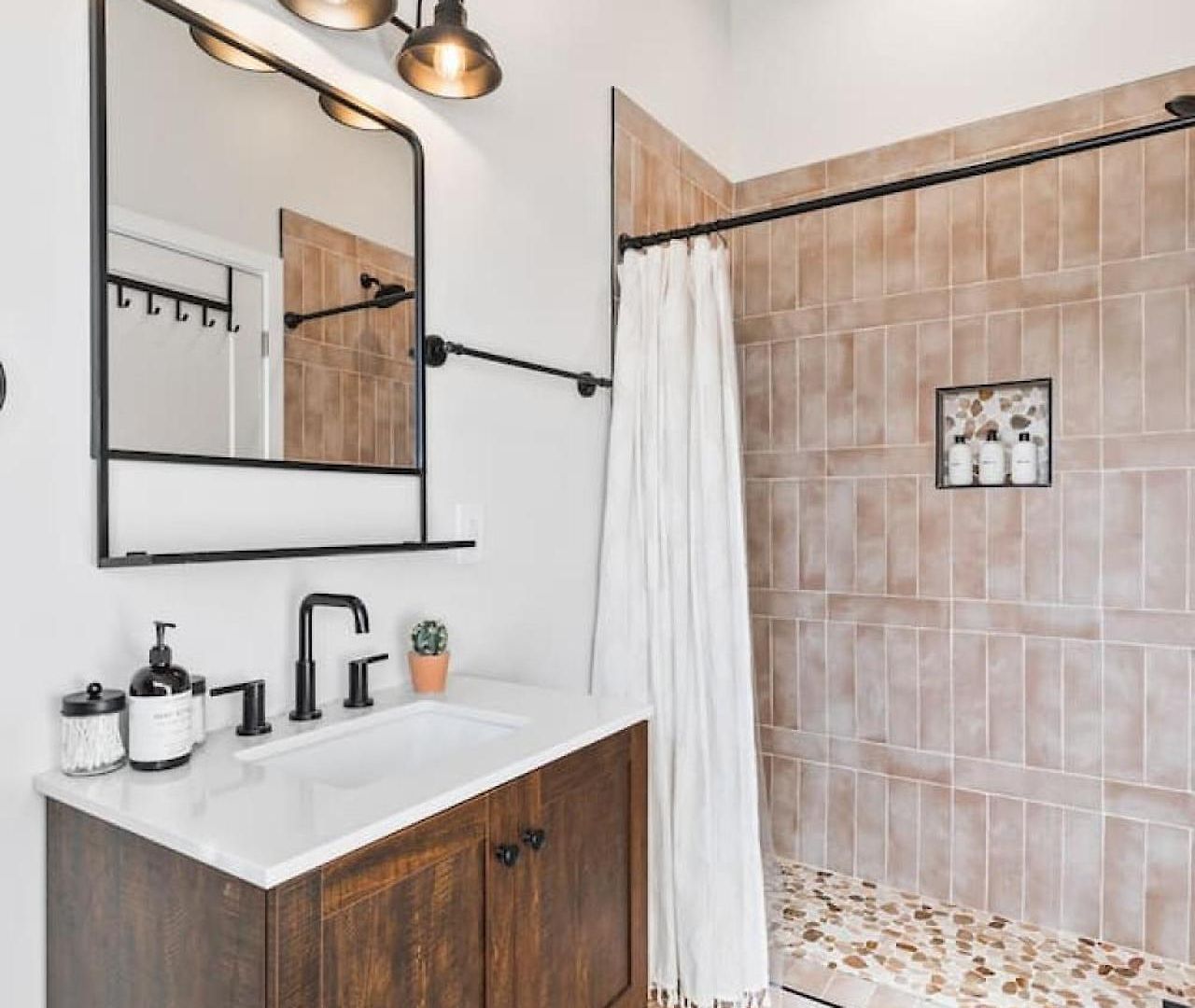 Vibrant Multi Building That Sleeps 48 With 7 Units *