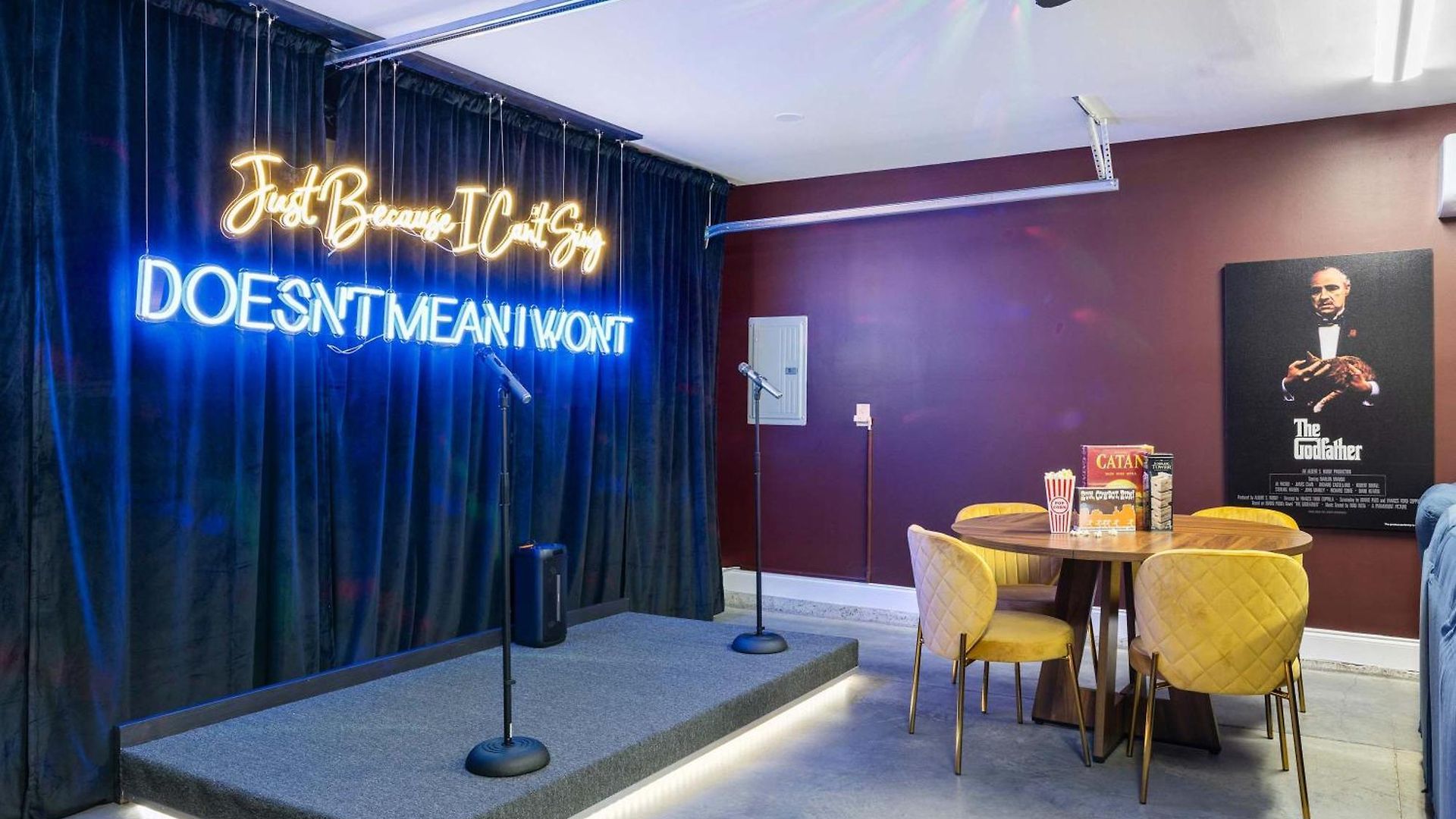 The Morrison - Karaoke Theater Backyard Oasis *