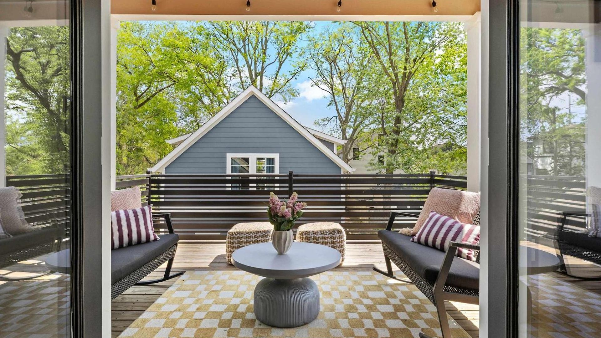 The Morrison - Karaoke Theater Backyard Oasis *