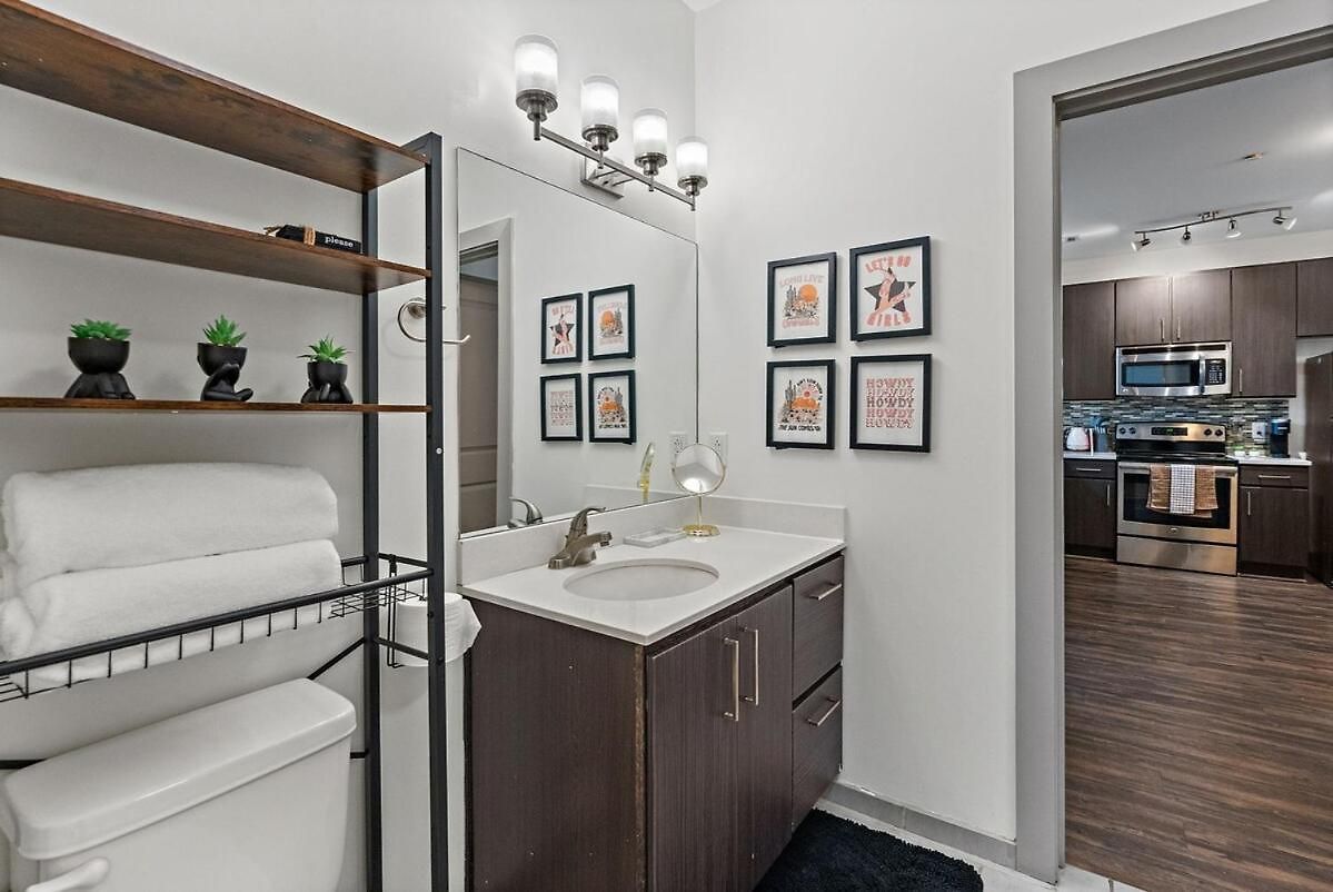 Mid-century Charm In Midtown Apartment