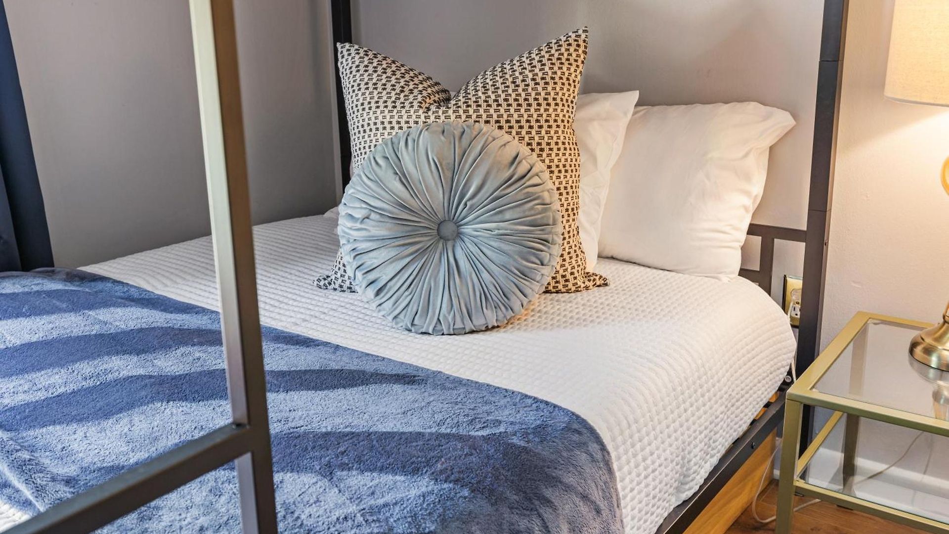 Famous Music Row 1 Bedroom With Free Parking And Pool Holiday home *