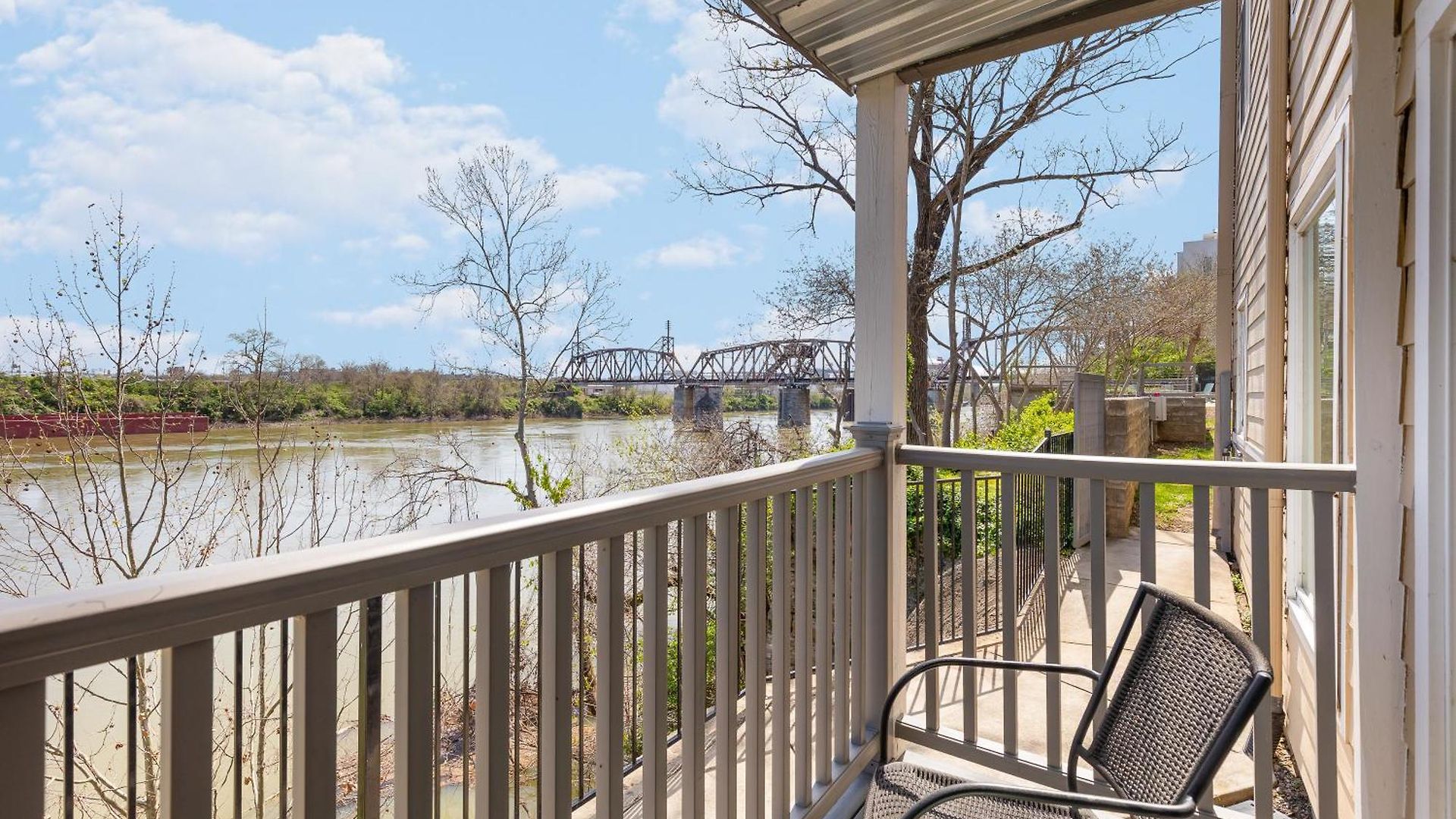 Oasis Walk To Broadway With Pool, Parking, Gym And Patio